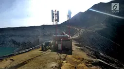 Sebuah menara BTS dibangun di Puncak Kawah ijen, Banyuwangi, Selasa (3/7). Pemasangan menara BTS tersebut dilakukan dalam rangka mendukung target kunjungan turis asing sebesar 17 juta pada tahun 2018. (Merdeka.com/Arie Basuki)