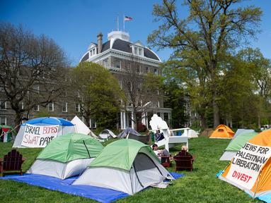 Pengunjuk rasa menduduki kamp protes sementara di sekitar Swarthmore College pada 24 April 2024, Swarthmore, Pennsylvania. (Matthew Hatcher/Getty Images North America/Getty Images via AFP)