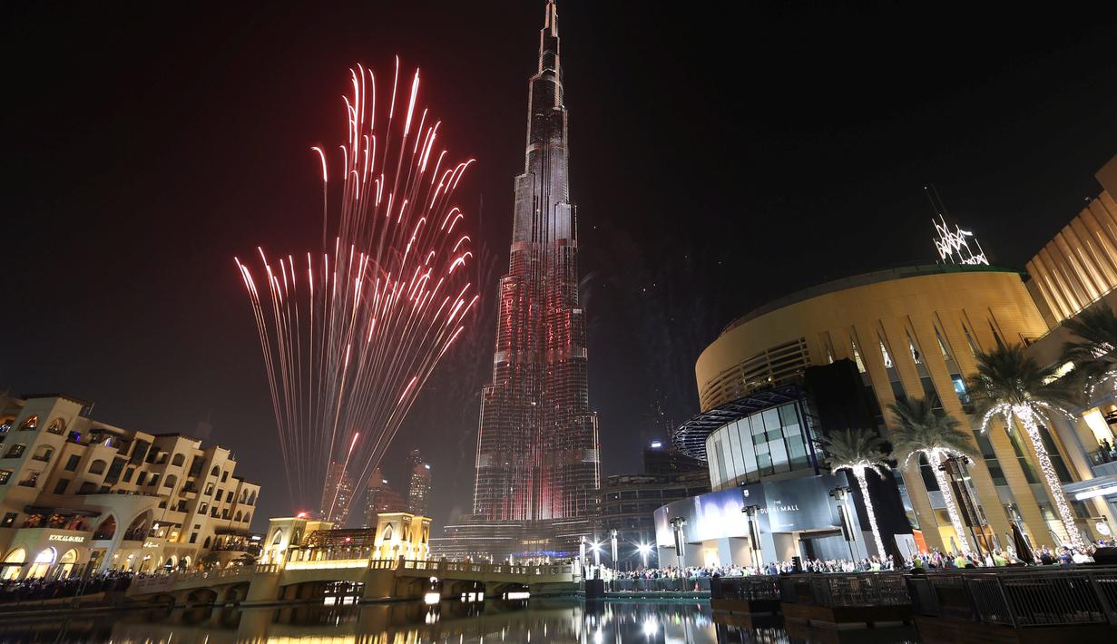 Kembang api meledak di sekitar gedung tertinggi di dunia, Burj Khalifa, pada malam pergantian tahun di Dubai, Minggu (1/1).     Sebagian besar negara merayakan datangnya tahun baru 2017 dengan pesta kembang api. (REUTERS/Stringer)