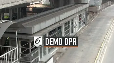 Guna mengantisipasi massa pendemo di gedung MPR/DPR pengelola Transjakarta enutup haltenya di Slipi dan Senaya. Bus dialihkan melalui jalan tol dalam Kota.