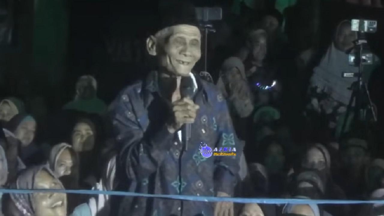 Jemaah Gus Iqdam yang sudah lanjut usia (SS: YouTube Azkia Multimedia)