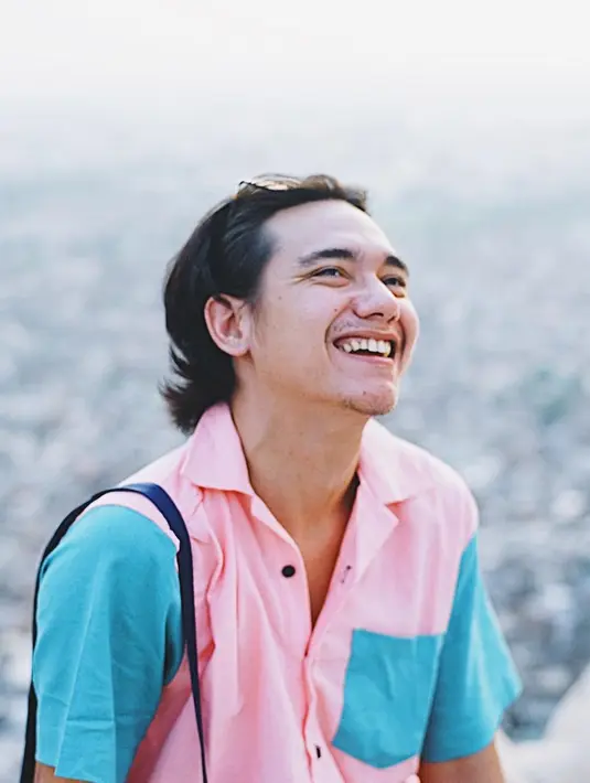 Memiliki bakat akting yang keren ditambah wajah yang tampan membuat sosok Adipati Dolken menjadi idola wanita masa kini. Penampilannya yang selalu terlihat keren, dan sangat anak muda menjadi daya tarik sendiri.(Liputan6.com/IG/adipatidolk)
