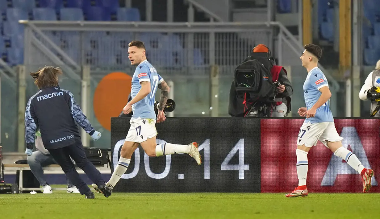 Pemain Lazio Ciro Immobile (tengah) melakukan selebrasi usai mencetak gol ke gawang Udinese pada pertandingan sepak bola Coppa Italia di Olympic Stadium, Roma, Italia, 18 Januari 2021. Lazio menang dengan skor 1-0. (AP Photo/Andrew Medichini)