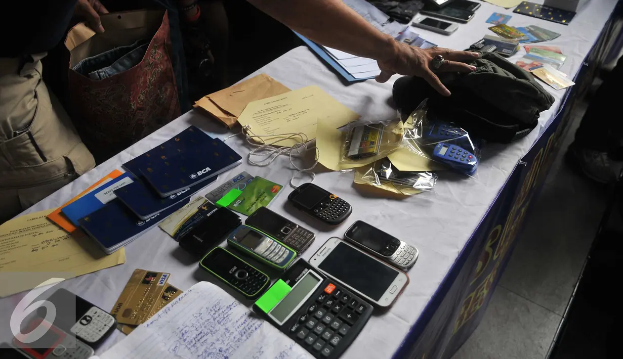 Barang bukti yang berhasil diamankan petugas dari judi online, Jakarta, Kamis (9/6). Omzet judi tersebut mencapai miliaran rupiah. (Liputan6.com/Gempur M Surya)
