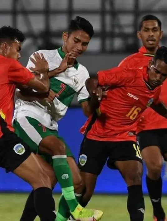 Permainannya yang selalu mengejar bola membuat pergerakan Marselino Ferdinan selalu dijaga pemain Timor Leste. Pemain bernomor punggung 7 menjadi pemain kunci kemenangan 3-0 Timnas Indonesia vs Timor Leste. (Liputan6.com/IG/@nymbudhiana)