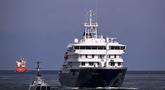 Kapal pesiar MV Hondius yang terdampak Hantavirus berlayar di lepas pantai Belanda saat mendekati pelabuhan Rotterdam pada Senin 18 Mei 2026. (JOHN THYS/AFP)
