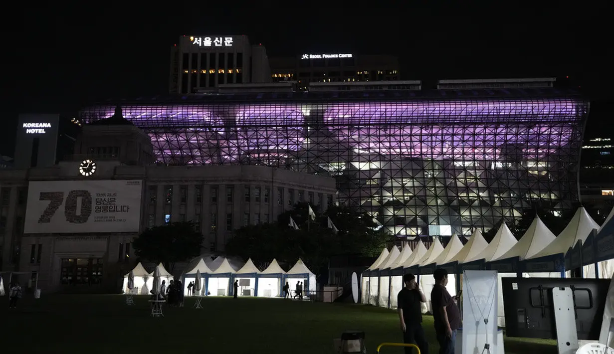 <p>Pejabat Seoul berharap perayaan HUT ke-10 BTS yang berlangsung sekitar dua minggu ini akan meningkatkan sektor pariwisata. Seoul telah menetapkan lebih dari selusin situs yang terkait dengan BTS, termasuk tempat di mana grup tersebut mengadakan pertunjukan besar atau merekam beberapa video klip mereka. (AP Photo/Ahn Young-joon)</p>
