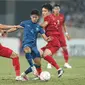 Gelandang Timnas Thailand, Sarach Yooyen mendapatkan gangguan dari dua pemain Timnas Vietnam pada laga leg pertama babak final Piala AFF 2022, Jumat (13/1/2023) malam WIB. (Dok. AFF Mitsubishi Cup 2022)