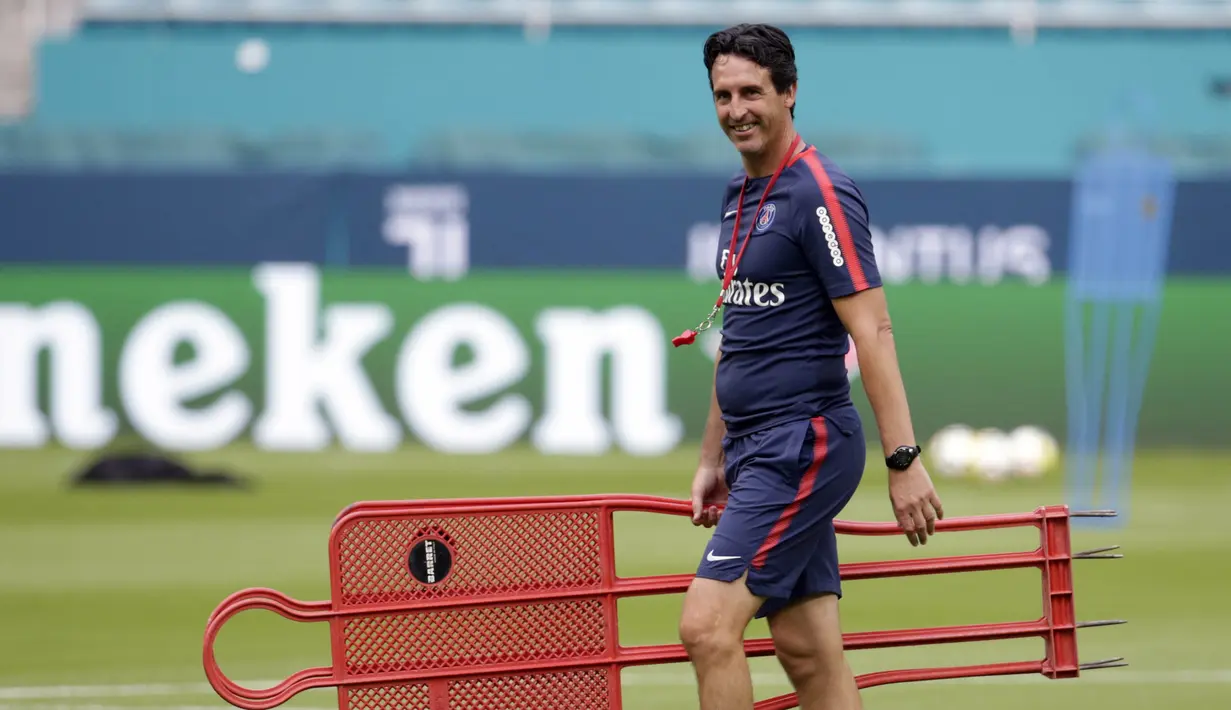 Pelatih Paris Saint-Germain, Unai Emery, memimpin langsung sesi latihan di Miami, Selasa (25/7/2017). Paris Saint-Germain akan menghadapi Juventus pada laga turnamen pramusim bertajuk International Champions Cup 2017 di AS. (AP/Lynne Sladky)