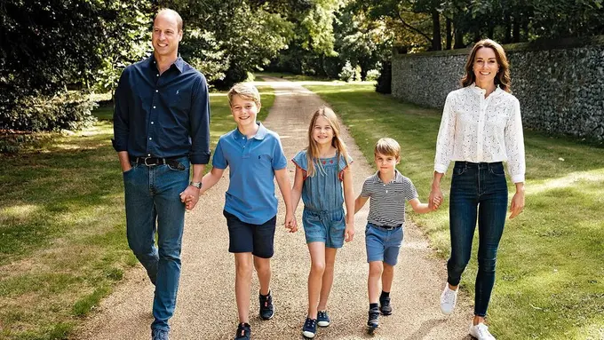 Pangeran William dan Kate Middleton Pilih Kenakan Outfit Kasual untuk Kartu Ucapan Natal