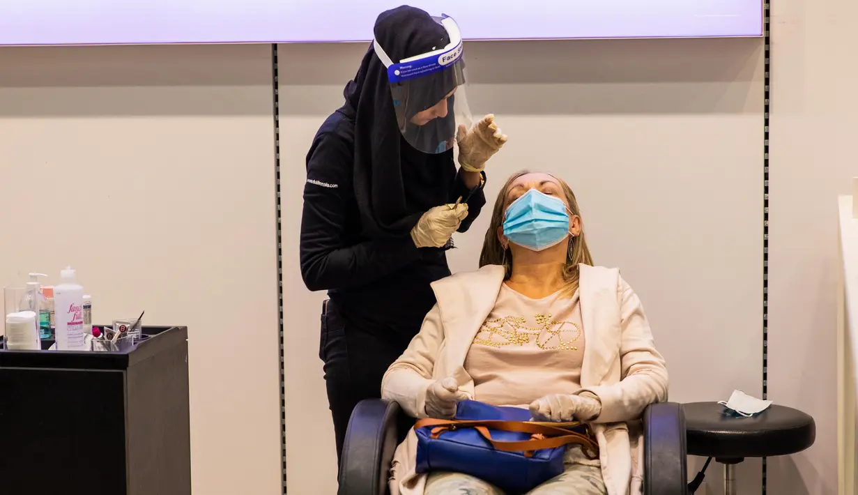 Sejumlah orang terlihat dalam sebuah salon rambut di Dublin, Irlandia, Senin (29/6/2020). Irlandia memasuki fase ketiga pencabutan pembatasan COVID-19, dengan mengizinkan lebih banyak bisnis kembali beroperasi dan memberikan kebebasan pergerakan lebih besar kepada masyarakat. (Xinhua)