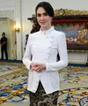 Kebaya berkerah tinggi ini dipadukan inner putih. Untuk bawahan, ia memilih mengenakan kain batik coklat. [@arumibachsin_94]