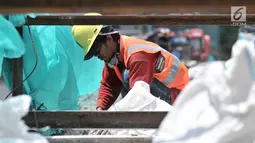 Pekerja membongkar jembatan penyeberangan orang (JPO) Tosari, Jakarta, Minggu (16/12). Pembongkaran JPO Tosari bertujuan mengurai kemacetan. (Merdeka.com/Iqbal Nugroho)