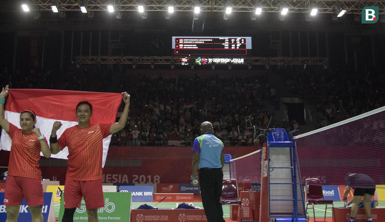 Hary Susanto/Ratri Oktlia Leani gpebulutangkis Indonesia meraih medali emas di nomor tganda campuran SL3-SU5 setelah mengalahkan Thailand pada Asian Para Games 2018 di Istora Senayan, Sabtu (13/10/2018).  (Bola.com/Peksi Cahyo)
