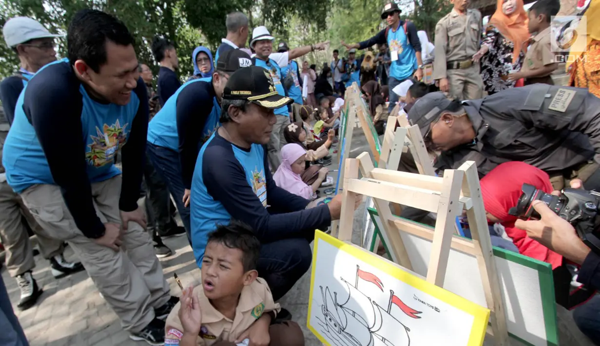 Anak-anak mengikuti lomba mewarnai pada acara Festival Tasikardi 2019 di Danau Tasikardi, Desa Margasana, Kecamatan Keramat Watu, Kabupaten Serang, Sabtu (24/8/2019). Festival yang pertama kali digelar diisi mulai dari turnamen mancing hingga lomba masak kuliner. (Liputan6.com/HO/Bagus)
