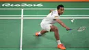 Tunggal putra Indonesia, Tommy Sugiarto, kalah dari tunggal putra Inggris, Rajiv Ouseph, pada laga 16 besar Olimpiade 2016 di Rio de Janeiro, Brasil, Selasa (15/8/2016). (AFP/Jim Watson)