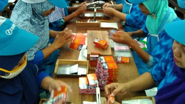 Semangat ribuan pekerja PT Djarum melinting, merapikan, dan mengepak jutaan batang rokok. (Fiki/Liputan6.com)