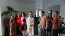 Bertempat di Masjid Agung Kasepuhan Cirebon, Nani dan Ajip berangkat menuju lokasi dari hotel tempat mereka menginap bersama para rombongan. Wajah sumringah hadir di antara keduanya. (Adrian Putra/Bintang.com)