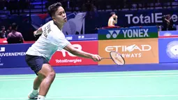Bertanding selama 92 menit, Anthony Sinisuka Ginting dipaksa mengakui keunggulan wakil tuan rumah, Toma Junior Popov, dalam laga 64 besar Kejuaraan Dunia Bulu Tangkis atau BWF World Championships 2025. (Bertrand GUAY/AFP)