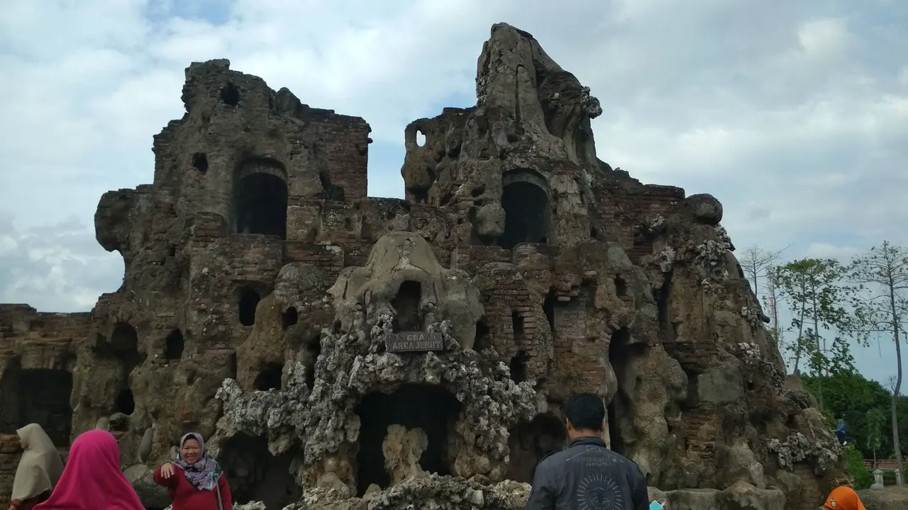 Wisata Susur Gua Sunyaragi, Tempat Ngabuburit Populer di Cirebon