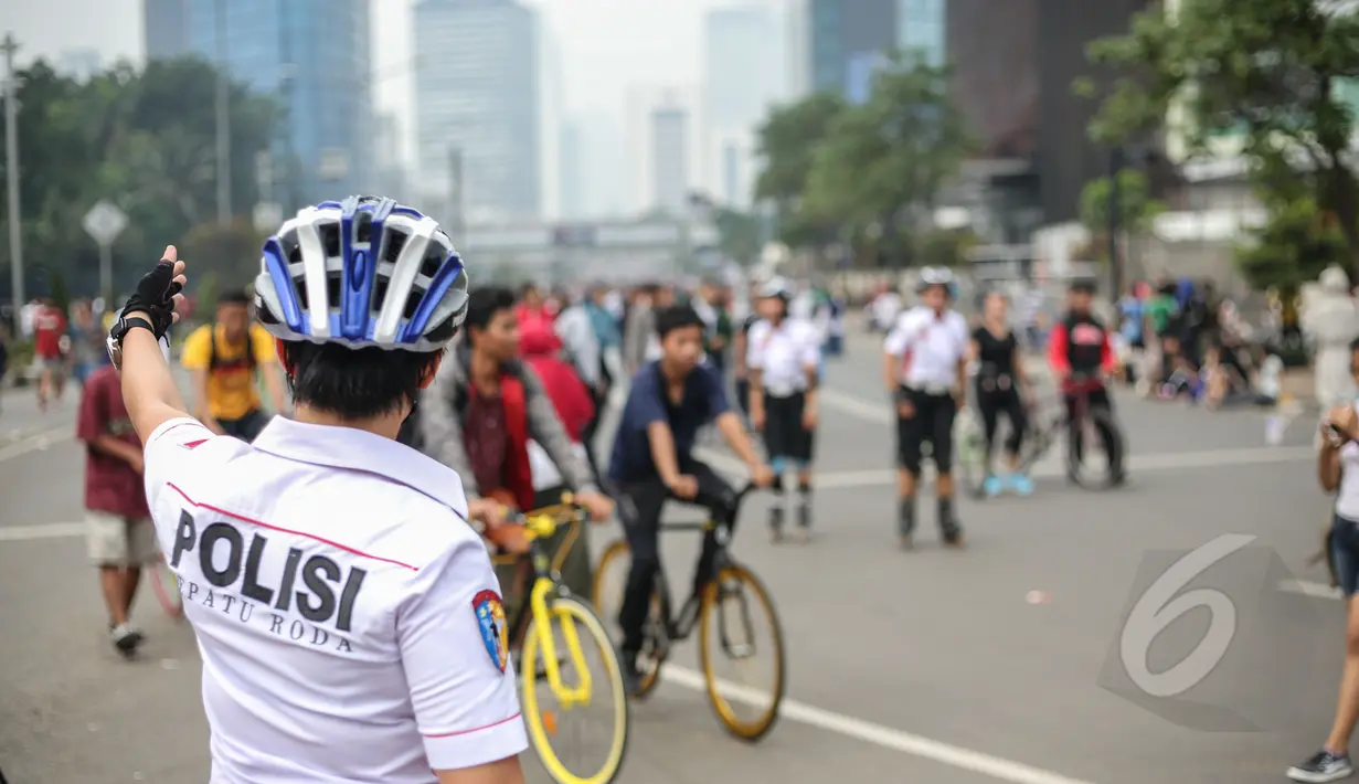 Petugas kepolisian bersepatu roda terlihat mengamankan pelaksanaan Car Free Day, di Bundaran HI, Jakarta, Minggu (3/5/2015). Patroli polisi ini dilakukan untuk menjaga ketertiban serta keamanan bagi warga yang berolahraga. (Liputan6.com/Faizal Fanani)
