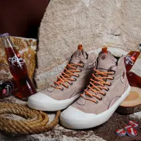 Sage Footwear berkolaborasi dengan Tehbotol Sosro untuk menghasilkan produk sepatu ramah lingkungan dengan pewarna ampas daun teh (Foto: Sage Footwear)