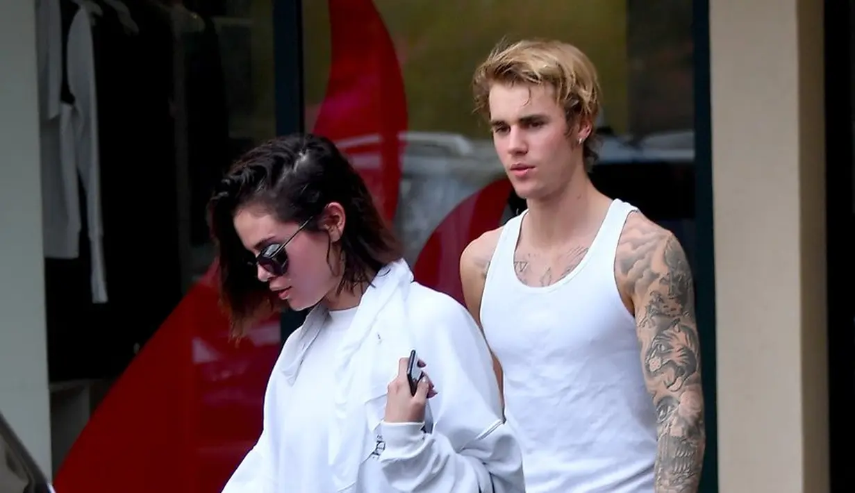 Selena Gomez dan Justin Bieber tertangkap tengah liburan berdua di hotel. (PopSugar)