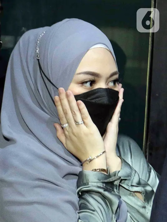 <p>Ekspresi selebriti Nathalie Holscher saat menghadiri sidang perceraian dengan komedian Entis Sutisna atau lebih dikenal Sule di Pengadilan Agama (PA) Cikarang, Jawa Barat, Rabu (20/7/2022). Nathalie Holscher dan Sule datang ke PA Cikarang untuk menghadiri sidang perdana perceraian yang beragendakan pemeriksaan berkas dan mediasi. (Liputan6.com/Herman Zakharia)</p>