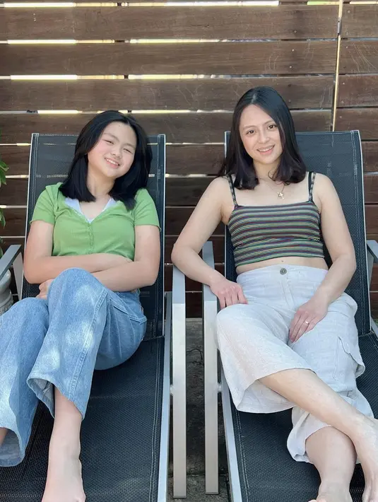 Jill Carissa menjadi seorang perawat di sebuah panti jompo. Bertugas merawat orang-orang tua dengan penyakit stroke, parkinson, demensia, dll yang tak lagi bisa ditangani oleh keluarga pasien. Sebelum jadi perawat, ia terlebih dulu melanjutkan sekolah untuk mendapatkan sertifikat seorang perawat. [Instagram/carissajill]