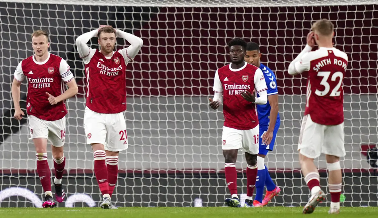 Pemain Arsenal Calum Chambers (kedua kiri) bereaksi setelah kehilangan kesempatan untuk mencetak gol ke gawang Everton pada pertandingan Liga Inggris di Emirates Stadium, London, Inggris, Jumat (23/4/2021). Arsenal kalah 0-1 dari Everton. (John Walton/Pool via AP)