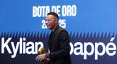 Bomber Real Madrid, Kylian Mbappe, secara resmi menerima trofi Sepatu Emas Eropa 2024/2025 setelah dinobatkan sebagai pencetak gol terbanyak di liga-liga Eropa. (AFP/Oscar Del Pozo)