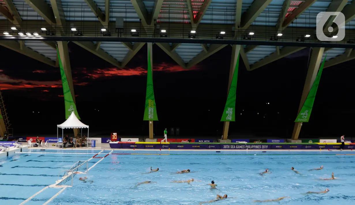Suasana laga antara Indonesia melawan Malaysia pada cabang polo air putra SEA Games 2019 di Aquatic Center, Clark, Filipina, Jumat (29/11/2019). Indonesia berhasil meraih emas perdana dari cabang polo air. (Bola.com/M Iqbal Ichsan)