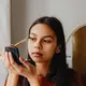 Makeup soft tone hadir sebagai alternatif dengan teknik yang lebih ringan (Sumber: Pexels.com)