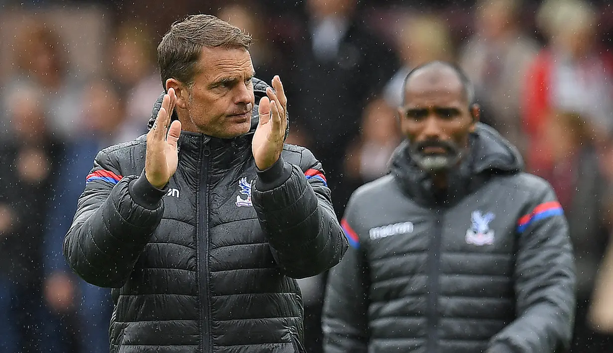 Frank de Boer. Pada Juni 2017 ia dikontrak selama 3 tahun oleh Crystal Palace. Nyatanya, ia hanya bertahan selama 77 hari hingga dipecat petinggi klub. Ia hanya membesut klub dalam 4 laga, dengan hasil 4 kali kalah, kebobolan 7 gol dan tanpa mencetak satu gol pun. (AFP/Paul Ellis)