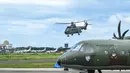 Percepatan dilakukan karena banyak warga terdampak yang belum terdistribusi bantuan logistik, terutama mereka yang tinggal di wilayah-wilayah terisolasi. Tampak dalam foto, sebuah helikopter berangkat untuk mengirimkan bantuan kepada korban banjir di Pangkalan Tentara Nasional Indonesia (TNI) Angkatan Udara (AU) di Blang Bintang, Provinsi Aceh, pada Minggu 7 Desember 2025. (Chaideer MAHYUDDIN/AFP)