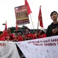 Buruh yang tergabung dalam Gerakan Buruh Bersama Rakyat (Gebrak) berdemonstrasi di depan Gedung DPR, Jakarta, Senin (13/1/2020). Massa menyuarakan penolakan mereka terhadap Omnibus Law Rancangan Undang-Undang Cipta Lapangan Kerja. (Liputan6.con/Johan Tallo)