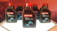 Moto 4T 10W-40 untuk motor 4-Tak menjadi produk pelumas Motul dengan harga paling terjangkau. (Septian / Liputan6.com)