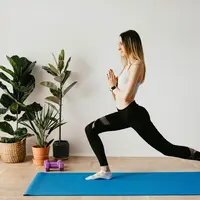 Berbeda dengan gerakan maju, langkah ke belakang pada reverse lunge memberikan kontrol yang lebih stabil terhadap posisi tubuh (Sumber: Pexels.com)