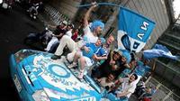 A S.S.C. Naples soccer fans celebrate the return of their team in the Italian soccer premiere league in downtown Naples 10 June 2007. /Roberto Salomone