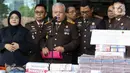Kepala Pusat Penerangan Hukum Kejaksaan Agung RI Harli Siregar didampingi Kepala Kejaksaan Negeri Jakarta Selatan Haryoko Ari Prabowo menyampaikan keterangan saat konferensi pers pelimpahan tahap dua di Kejaksaan Negeri Jakarta Selatan, Jakarta, Senin (22/7/2024). (Liputan6.com/Herman Zakharia)