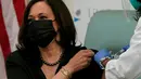 Perawat Patricia Cummings menyutikkan vaksin COVID-19 kepada Wakil Presiden Amerika Serikat terpilih Kamala Harris di United Medical Center di area Washington DC, Selasa (29/12/2020). Kamala Harris mendapat suntikan pertama dari dua suntikan di United Medical Center. (AP Photo/Jacquelyn Martin)