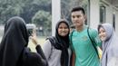 Striker Timnas Indonesia, M. Rafli Mursalim, foto bersama fans usai latihan di Lapangan ABC Senayan, Jakarta, Kamis (22/2/2018). Latihan ini dilakukan untuk persiapan Piala AFF U-18 2018 dan Piala Asia U-19 2018. (Bola.com/M Iqbal Ichsan)