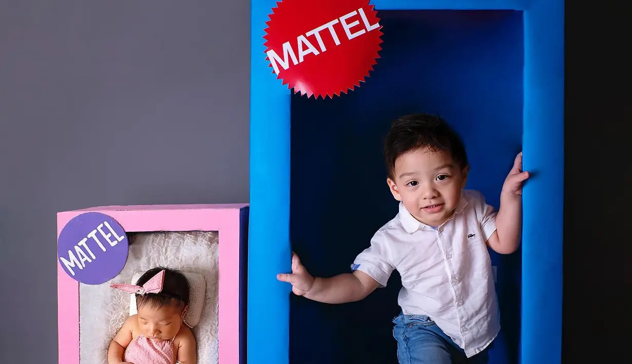 Baby Ara dan sang kakak, Air Rumi, foto bersama dengan konsep boneka Barbie dan Ken di dalam kotak. (Foto: Instagram/ _irishbella_)