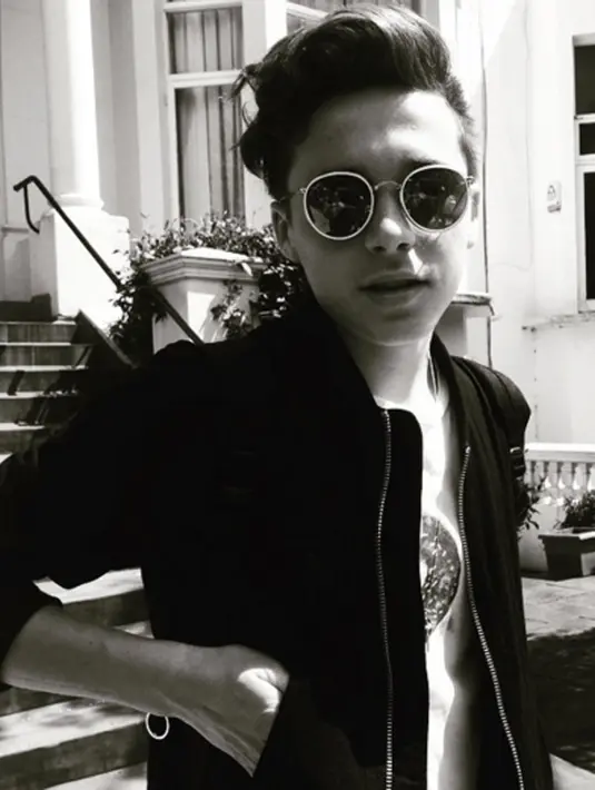 Ternyata buah memang tak jauh dari pohonnya, Brooklyn bergelut dibidang yang serupa dengan ayahnya,  ia juga menggeluti bidang modeling dan fotografer.  (via instagram@brooklynbeckham/Bintang.com.)