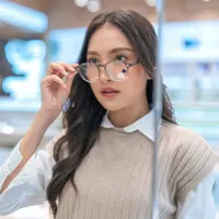 ilustrasi zodiak perempuan cerdas serius/WHYFRAME/Shutterstock