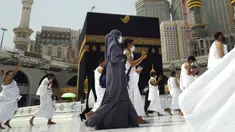 Umat muslim mengelilingi Kakbah mengenakan masker dan menjaga jarak untuk membantu menghentikan penyebaran virus corona COVID-19 saat pelaksanaan umrah di Masjidil Haram, Makkah, Arab Saudi, Minggu (30/5/2021). (AP Photo/Amr Nabil)