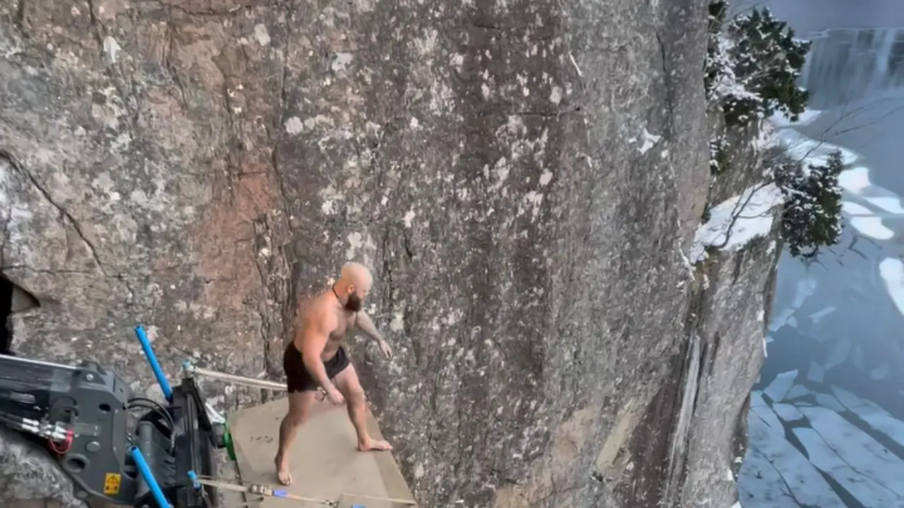 Aksi "death diving" yang dilakukan oleh penyelam Ken Stornes yang lompat dari ketinggian 40,5 meter ke perairan sedingin es. (Instagram/@kenstornes)