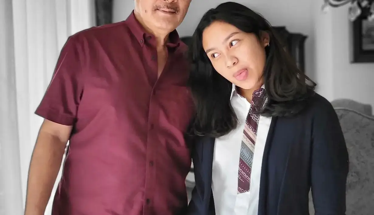 Beberapa hari jelang ulang tahun ke-69 Bambang Trihatmodjo, Mayangsari memamerkan kedekatan sang suami dengan Khirani Trihatmodjo. Bambang mengenakan kemeja merah tua. Ia baru saja pulang ngantor. Sementara Khirani pulang sekolah. “Pulang kantor VS Pulang sekolah,” tulis penyanyi kelahiran Purwokerto, 23 Agustus 1971 bersama foto itu. (Foto: Dok. Instagram @mayangsari_official)