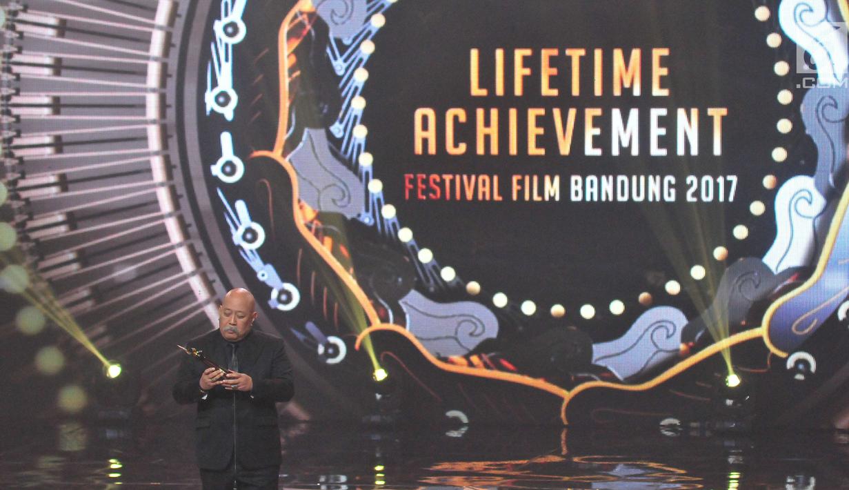 Lifetime Achiement pada ajang penghargaan Festival Film Bandung 2017 di Studio 6 Emtek, Jakarta, Minggu (22/10). Penghargaan tersebut diberikan atas dedikasi di dunia seni peran dan perfilman di Tanah Air. (Liputan6.com/Helmi Afandi)