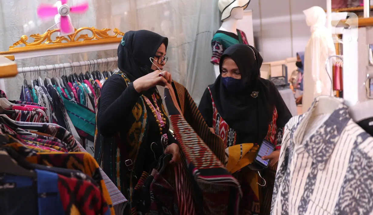 Pengunjung melihat produk yang di jual saat bazar Ramadhan Persatuan Istri Anggota di Lobby Nusantara III, Senayan, Jakarta, Selasa (19/4/2022). Bazar Ramadhan ini menampilkan berbagai produk UMKM binaan seperti Kaus, kebaya, batik, aksesoris, busana muslim.  (Liputan6.com/Angga Yuniar)